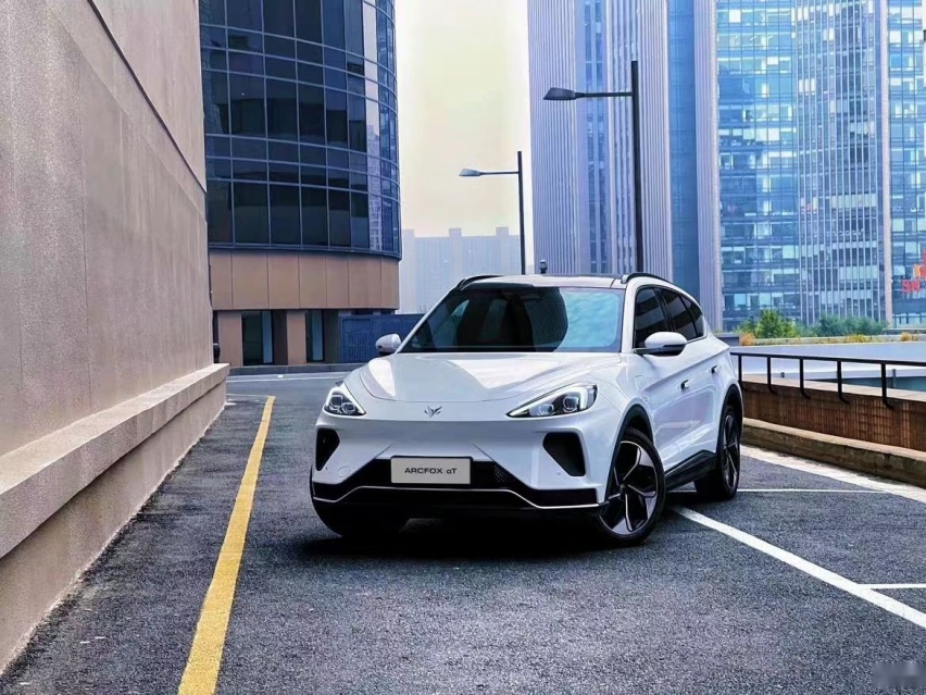 极狐阿尔法T能撞嬴Model Y？论安全，电动车该怎么选