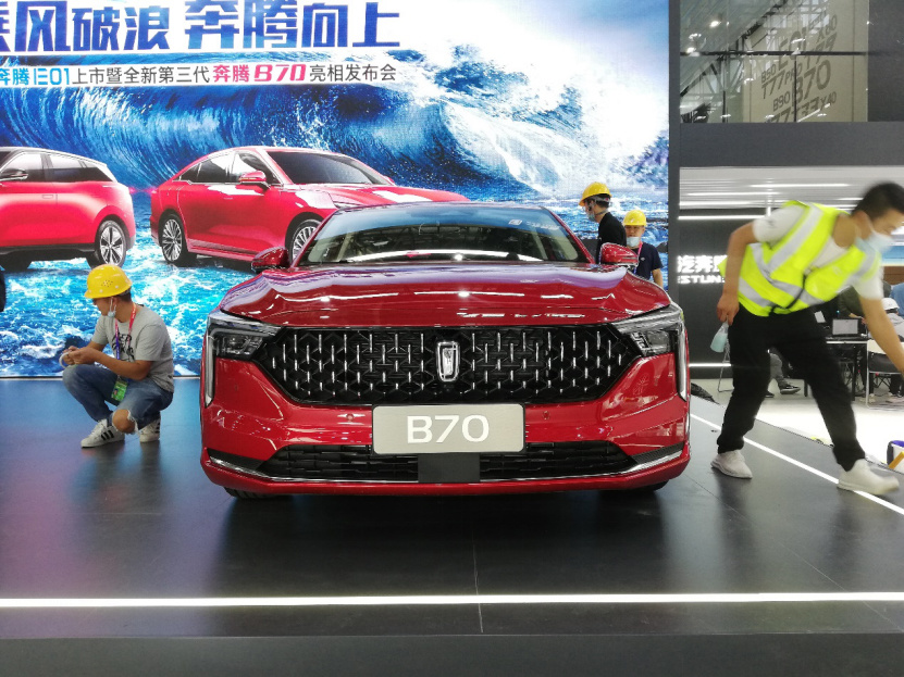 大灯造型有点走错片场的感觉，奔腾B70亮相北京车展