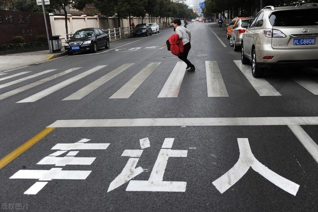 自动驾驶技术：如果发生事故，保乘客还是保行人？