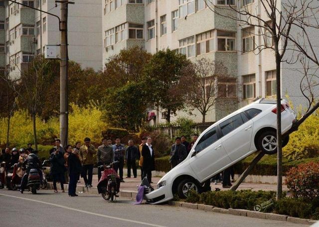 日常开车,为什么会有那么多人把油门当刹车踩?