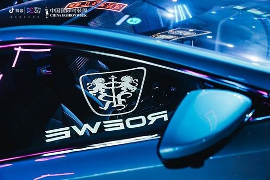 10.68万起 终身免费保养 首款天幕穹顶燃油轿车4.7米