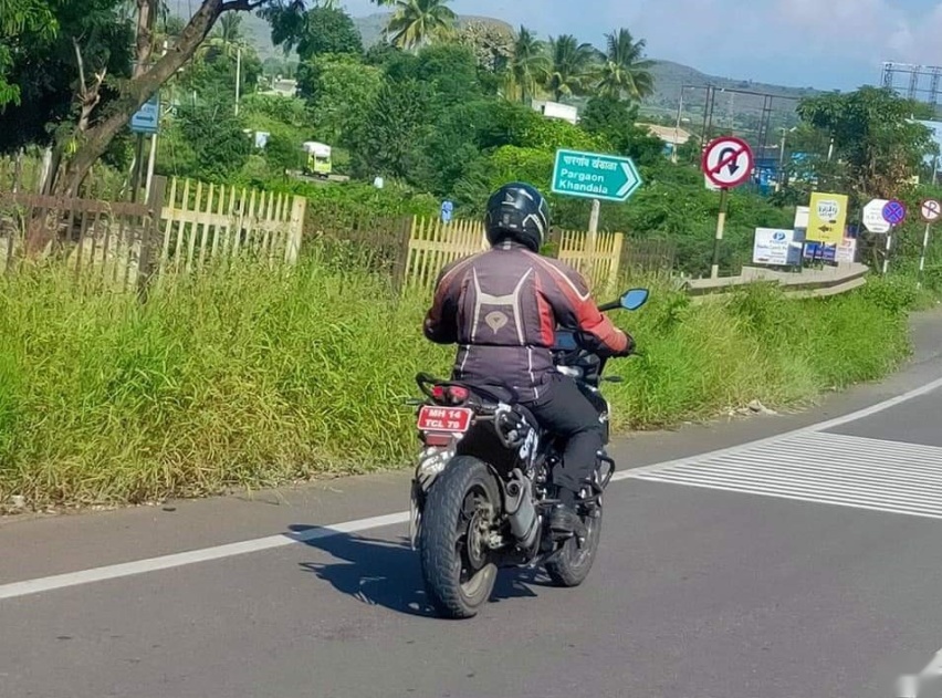 KTM 250 Adventure路试照曝光 配液晶仪表三箱