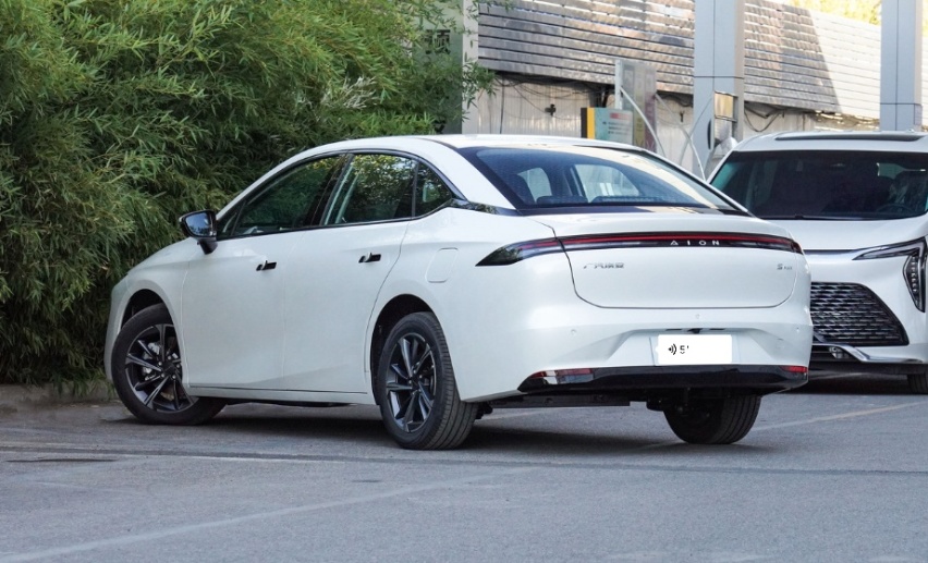 不仅限于网约车，2024款AION S造型更大气，皓月白内饰给好评