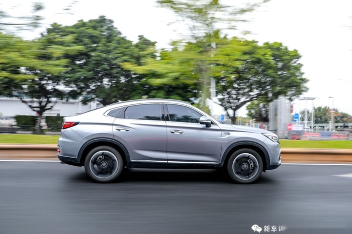 试完长安CS85 COUPE，会让合资跨界SUV车主“心痛”