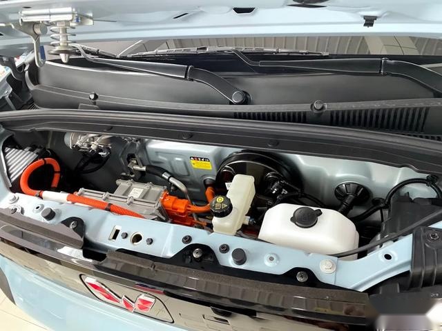 到店实拍 | 3.88万元送沪牌，哪些上海人想买宏光MINI EV？