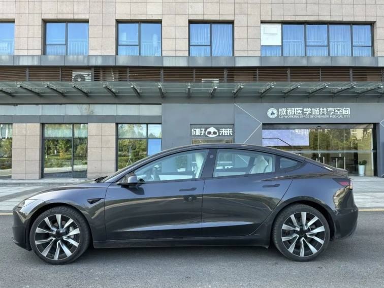 试驾丨年轻人的车界“时尚单品”，Model 3焕新版到底有哪些惊喜？