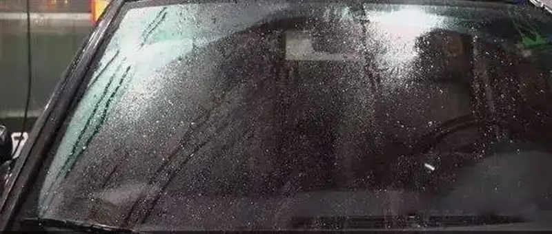 下雨晚上开车，前挡玻璃有层油膜，看不清楚也洗不干净，怎么办？