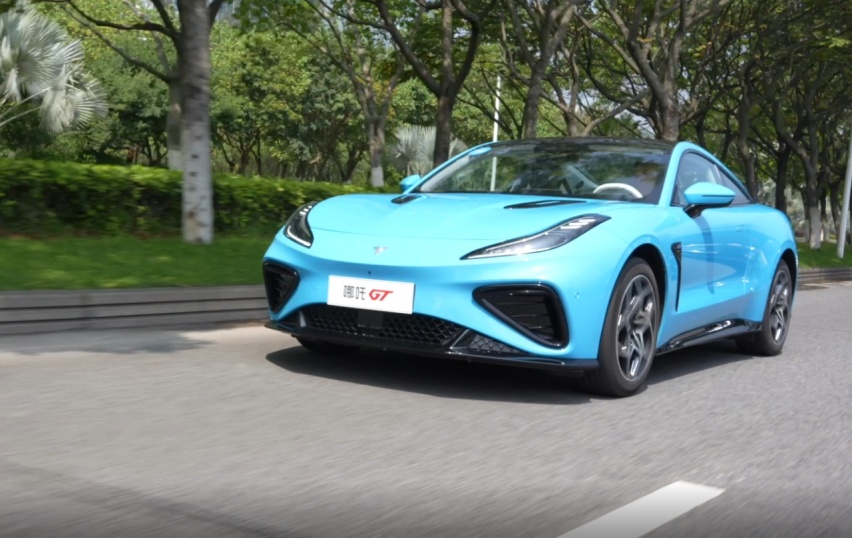 200万以内最好的跑车 出现在厦门街头 试驾哪吒GT