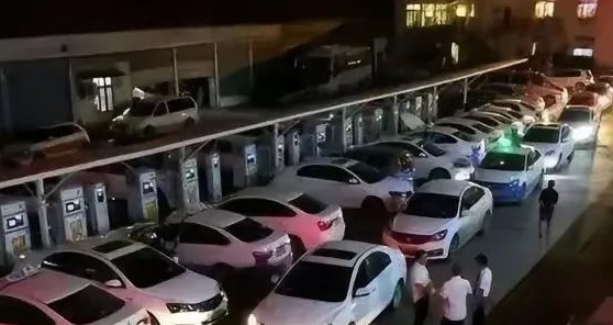 大热天跑全城排队充电,这些电动车车主太难了!
