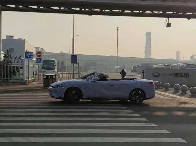 【新车预告】#比亚迪汉EV敞篷版谍照曝光#