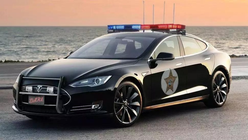 特斯拉警车追贼，跑一半没电了，只好放弃