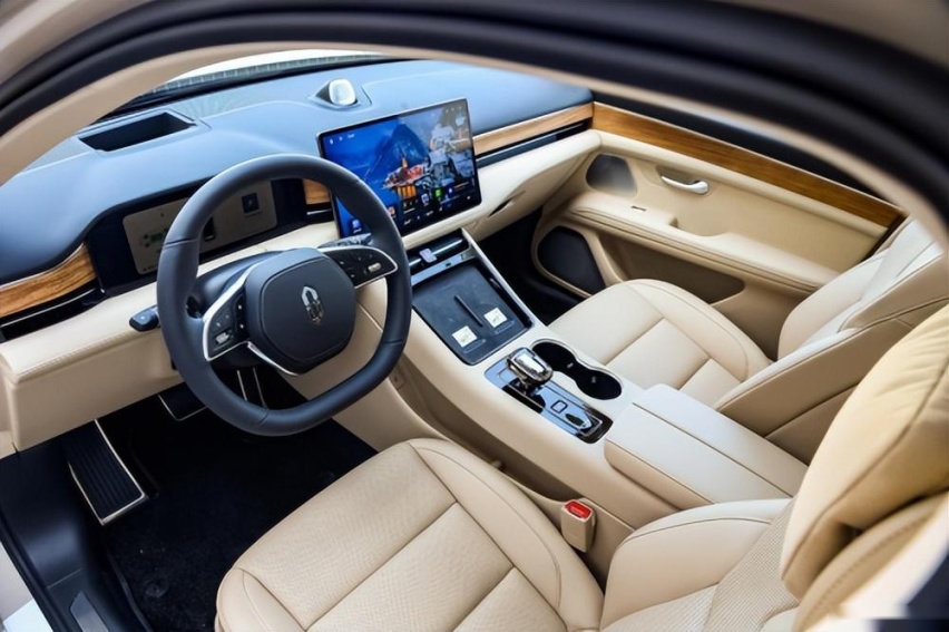 坐拥“双智天花板”，AITO问界M5纯电版实力不输特斯拉Model Y