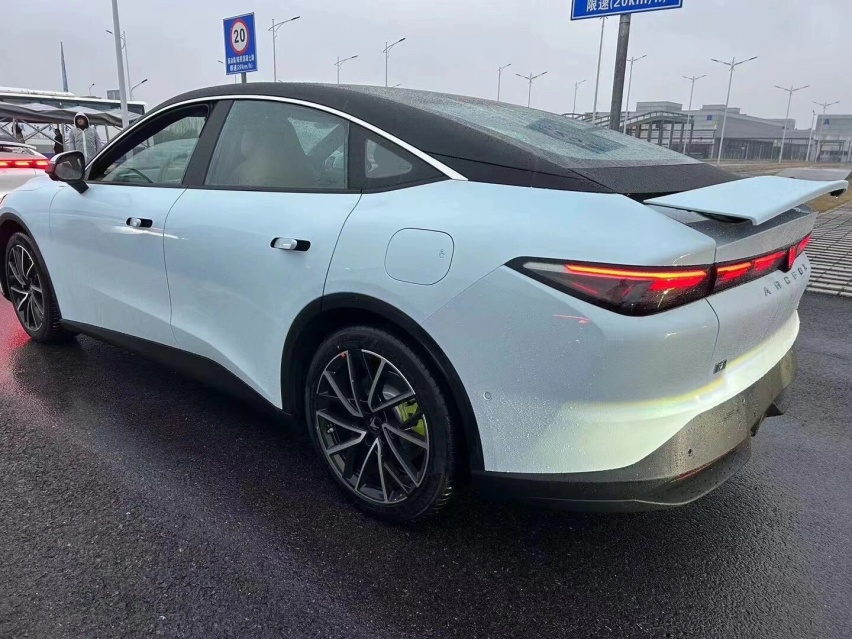 极狐阿尔法S5实车现身，风阻低过小米SU7，配530马力