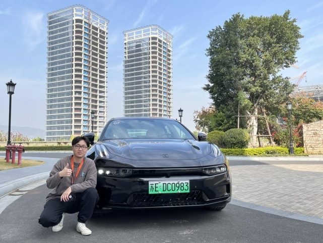 试驾官丨舒适取向的极氪001，在赛道上能跑起来吗？