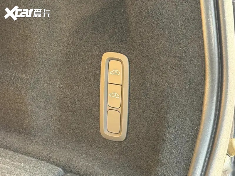 全新XC60黑武士：沃尔沃不装了，这次直接把北欧性冷淡穿成了一身黑