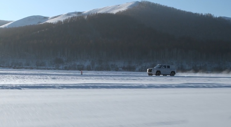 车技不够黑科技来凑！这款硬派越野轻松玩转冰雪路面