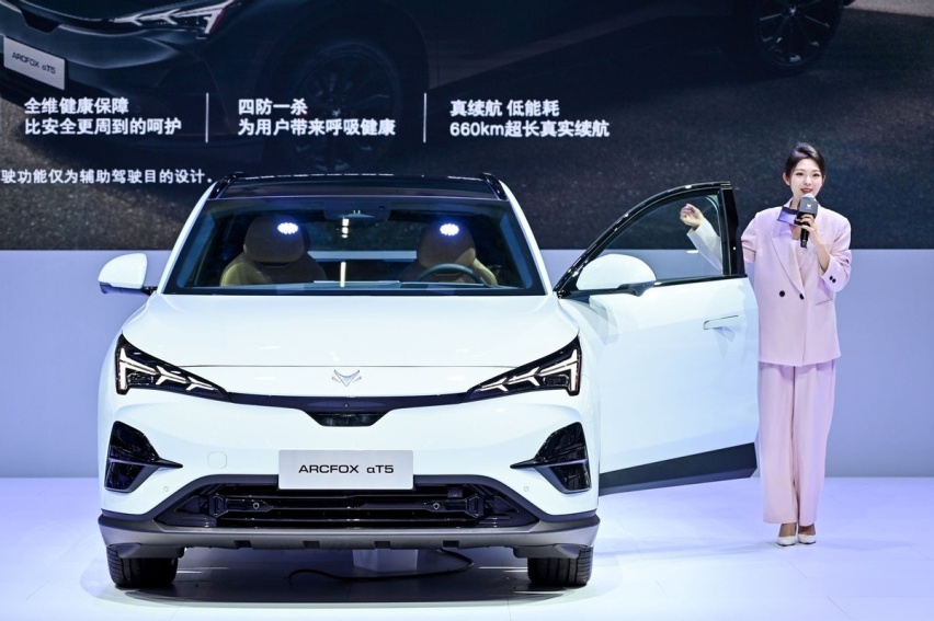 极狐阿尔法T5对比深蓝S7纯电版，究竟谁更胜一筹?