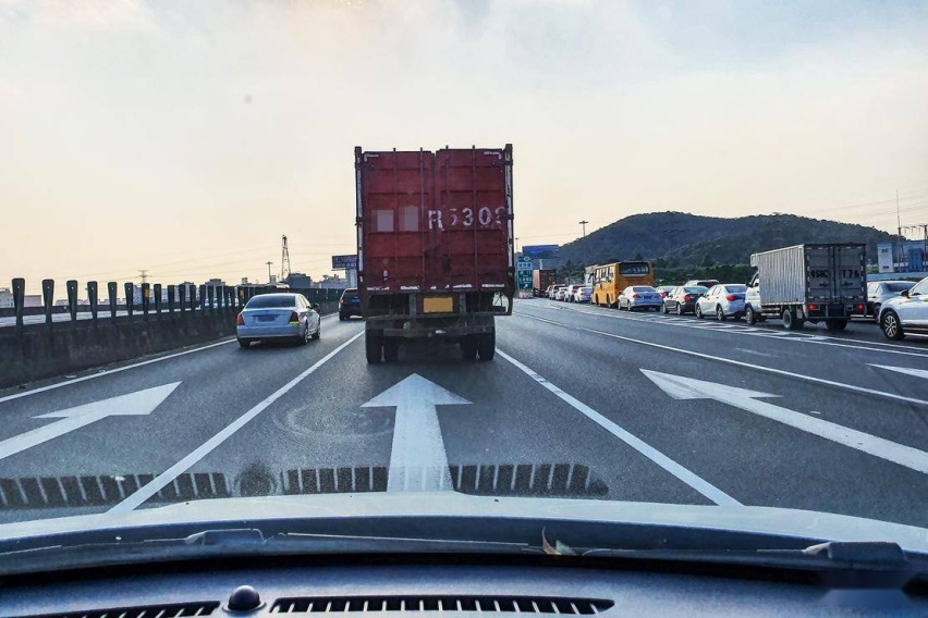 高速堵车.jpg