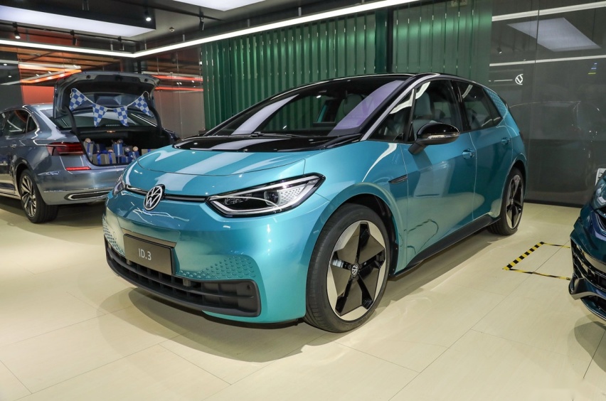大众打造的全新两厢车，轴距超高尔夫，车标会发光，预计13万元起