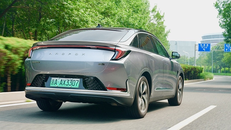 售价28.73万，极狐阿尔法S708S+用什么撬动高端轿车市场