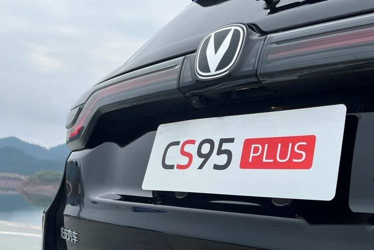 全面升级，配原装进口爱信8AT 试驾长安CS95PLUS