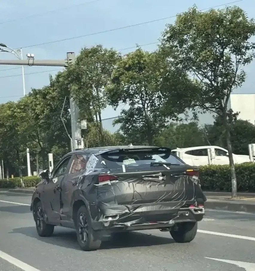 奇瑞X-C路试谍照曝光，车身轮廓非常前卫、运动