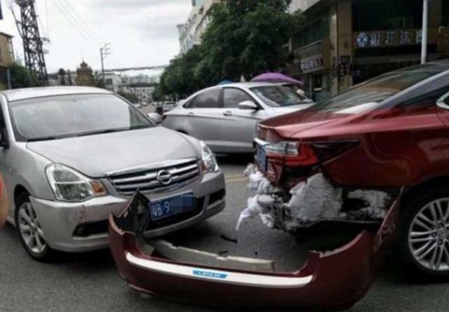 雷克萨斯ES后防撞梁是泡沫？真相打脸，别再无脑黑日系车不安全
