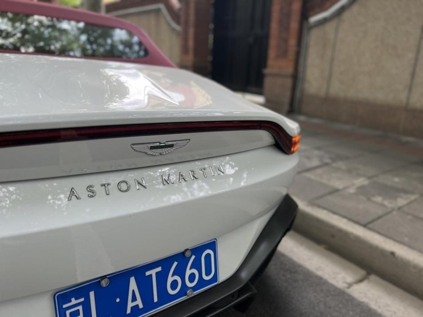 在上海外滩与阿斯顿马丁V8 Vantage的邂逅