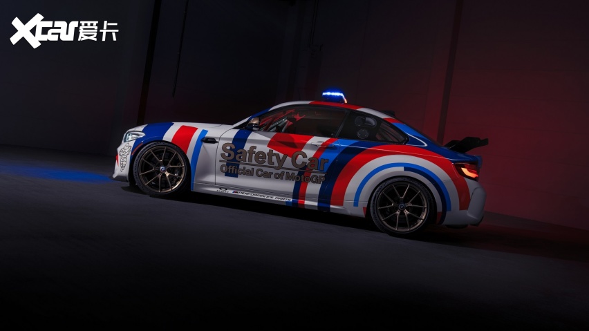 这台m2 cs racing motogp安全车的涂装灵感来源于宝马的m性能部门的