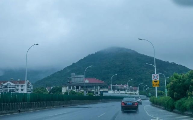 又到梅雨季，出门考验车辆时候到了！“全能”奇骏该你上了！