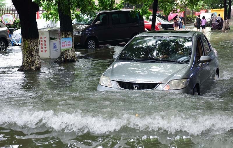 开车遇到暴雨怎么办？