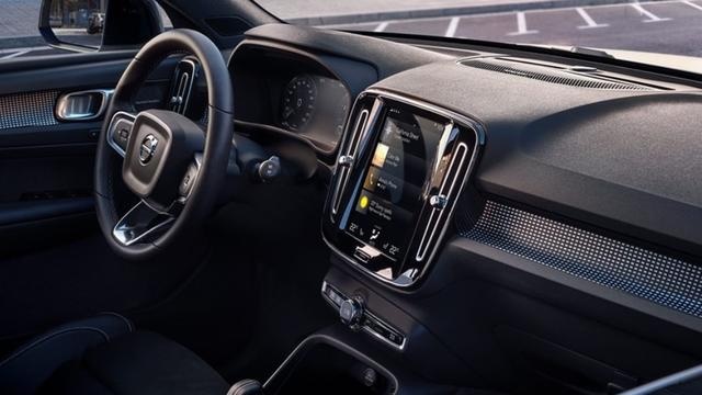 沃尔沃XC40更安全，凯迪拉克XT4更快，怎么选？