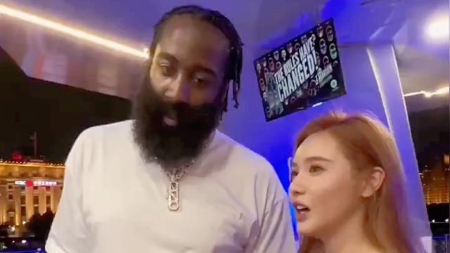 美娜魅力无人能敌：上一次成功撩到巴特勒，这次又成功撩到了哈登-图1