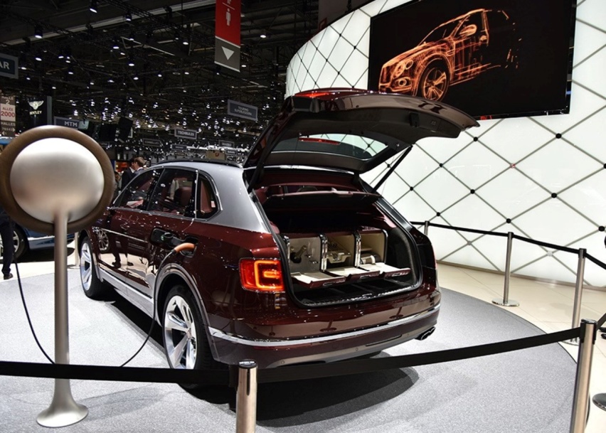 首款宾利的新能源车，3.0T V6加插电混动，219.7万的