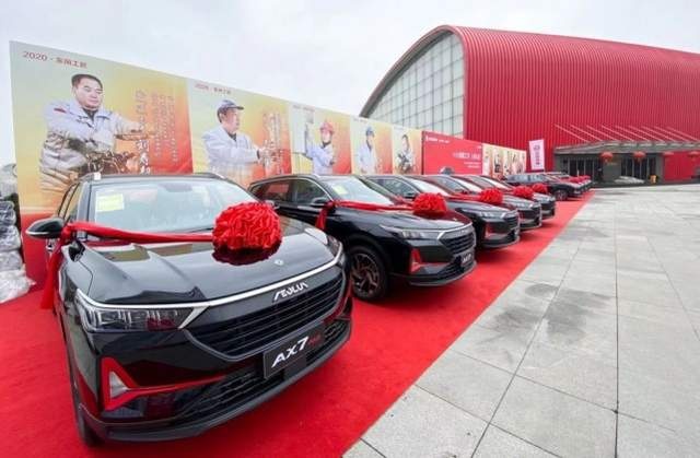 丁绍斌亲手交钥匙，东风工匠每人被奖一台风神AX7 PRO