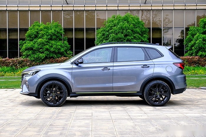 荣威RX5 Plus实拍：“国潮”加持，年轻人更爱的SUV！