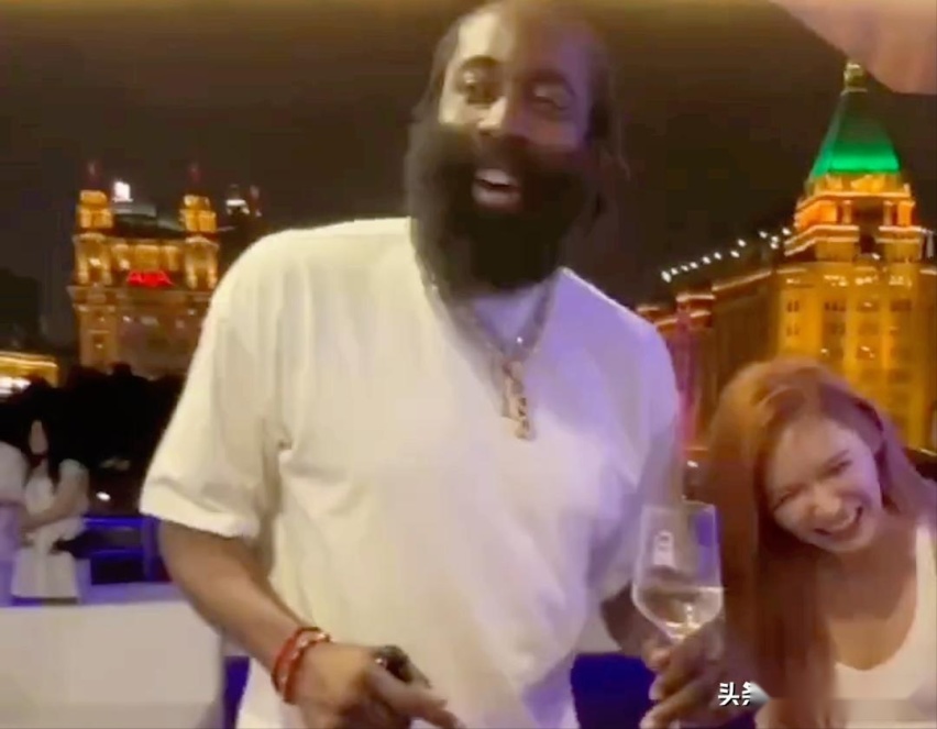 美娜魅力无人能敌：上一次成功撩到巴特勒，这次又成功撩到了哈登-图3