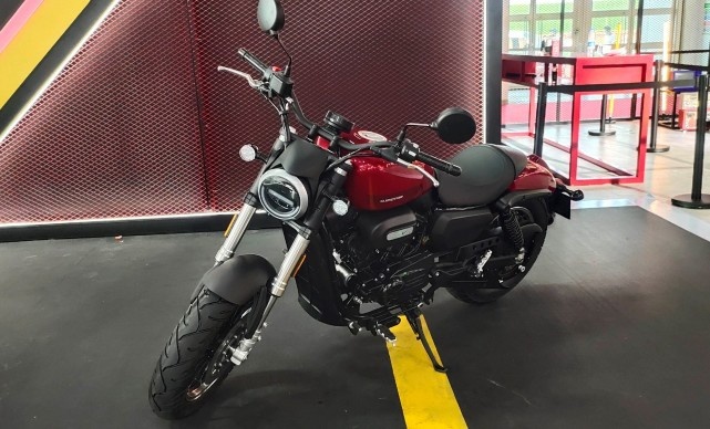 走别人的路让别人无路可走！ QJMOTOR闪300对比金吉拉300