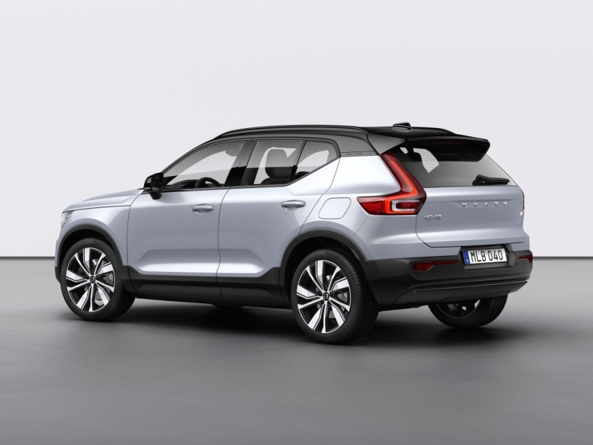 259193_Volvo_XC40_Recharge_P8_AWD_in_Glacier_Silver.jpg