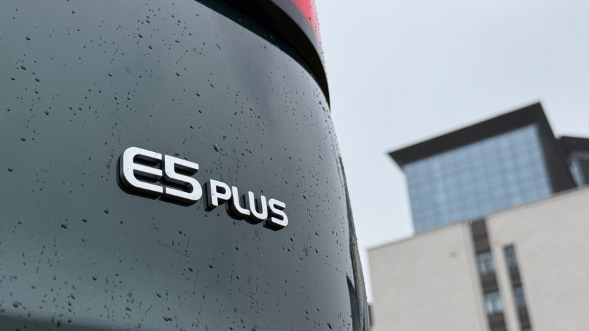 蓝电E5 PLUS：十万级家用车谁还能比我卷？