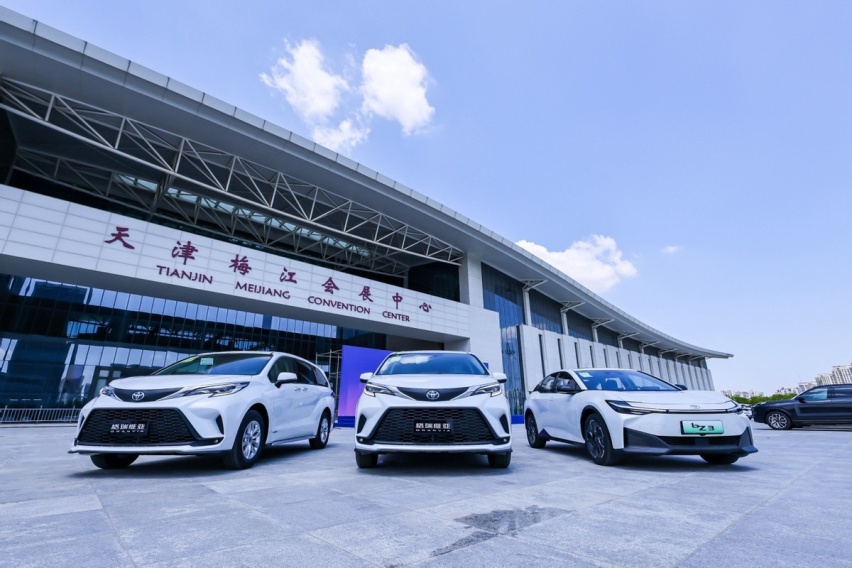 达沃斯官方贵宾用车——一汽丰田百台格瑞维亚闪耀津城