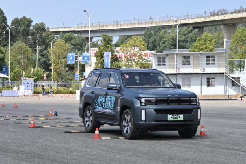主打全域越野 魔核电驱版BJ60雷霆昆明上市