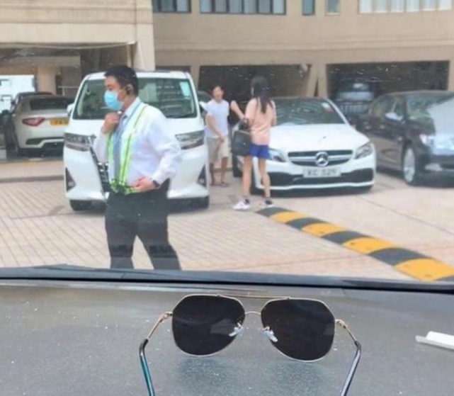 56岁影帝张家辉身价过亿，脚穿人字拖不修边幅，座驾不过百万