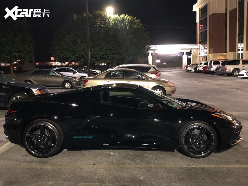 精致硬朗的运动感 科尔维特C8海外街拍