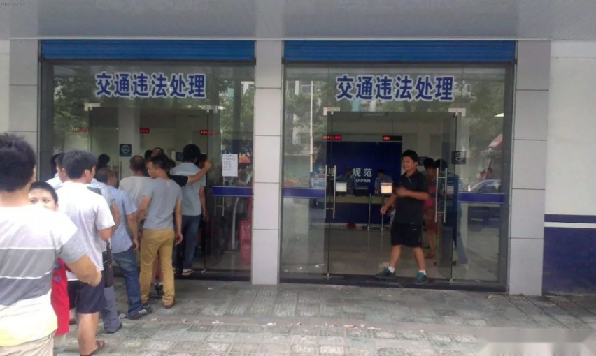 新交规今日施行，超速处罚标准放宽，“卖分”直接回炉重修