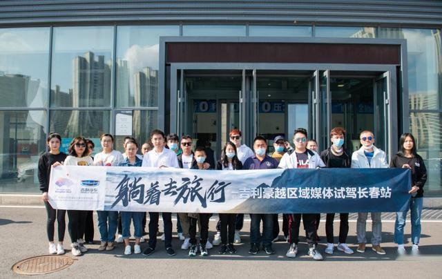 试驾吉利“大大大”豪越 摄像小哥不淡定了