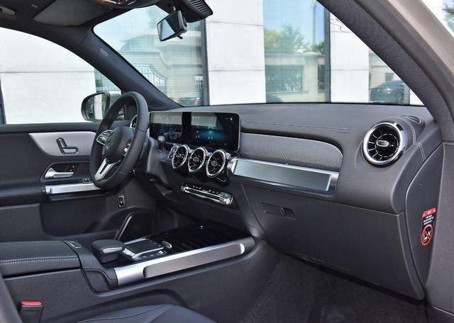跌至23万出头的奔驰7座SUV,轴距超汉兰达+豪华双联屏,月销近6千
