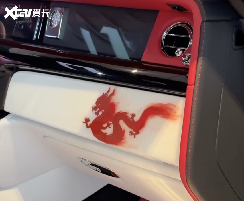 劳斯莱斯龙年定制版幻影海外实拍,龙形星空顶 手工刺绣-爱卡汽车爱咖