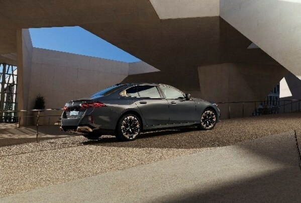 创新纯电动BMW i5长轴距版