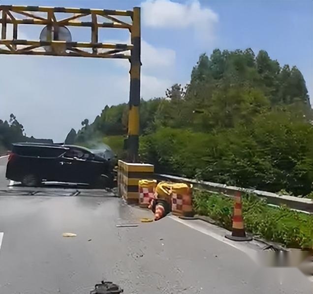 撞击后无法解锁 雷克萨斯LM说明书藏猫腻！